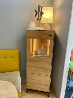 Highboard-Massivholz-Beleuchtung-Tischleuchte-Dekoobjekte