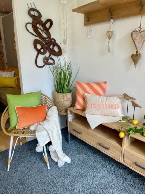 Massivholzgarderobe-Lowboard-Wandobjekt-Kissen-Dekoblumen
