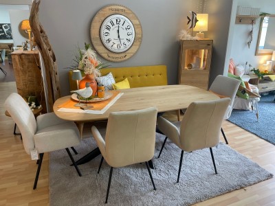 Esstisch-Bootsform-Tischsofa-Massivholz-Highboard-Wanduhr-Sthle-Tischlaufer-Dekoblumen