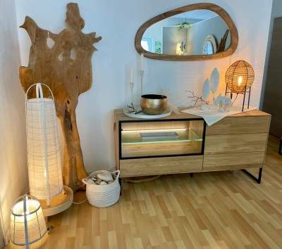 Sideboard-Massivholz-LEDBeleuchtung-Wandspiegel-Unikatmobel-Stehleuchte