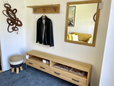 garderobe-holz-massiv-wandobjekt-metall