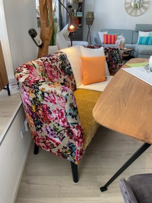 Tischsofa-Kissen-Weinregal-Dekoration