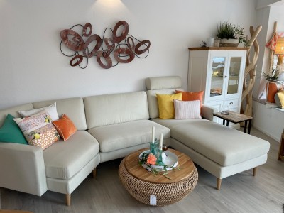 Sofa-individuellesSofa-Wanddekoration-Highboard-Kissen-Dekoration-Couchtisch-Kerzen
